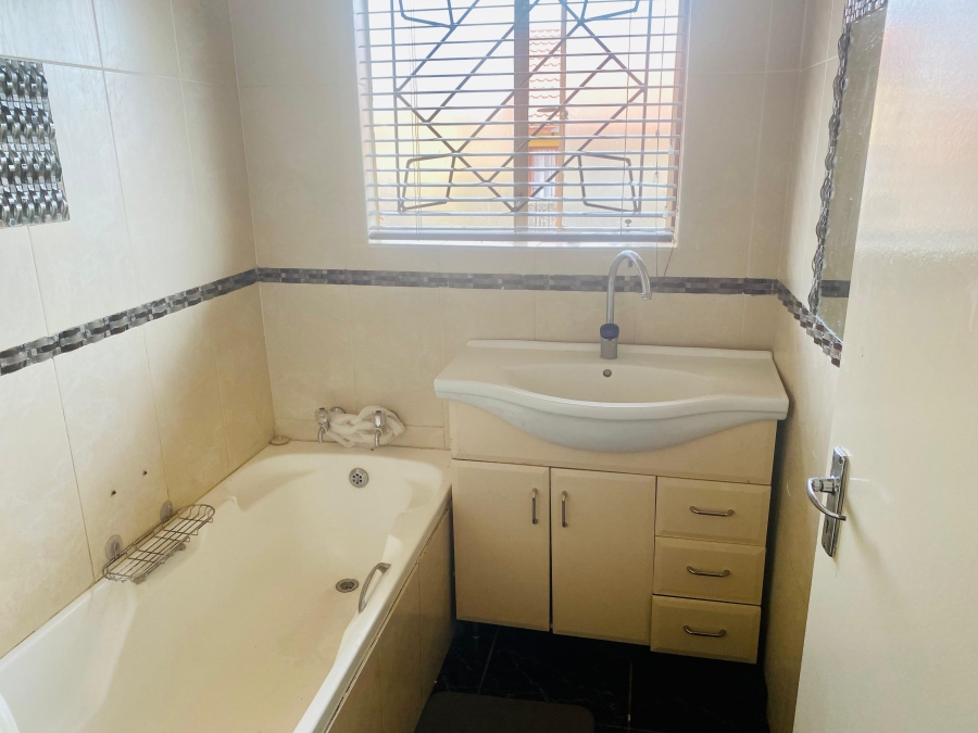 To Let 3 Bedroom Property for Rent in Geelhoutpark North West
